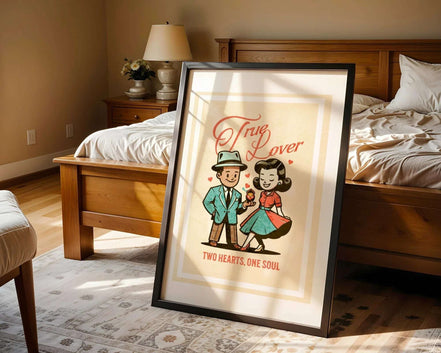 Affiche True Lover, art rétro couple amoureux, décoration vintage k1qbj8-tb.myshopify.com affiche rétro amoureuse, affiche rétro True Lover, affiche rétro élégante, affiche vintage amour, affiche vintage couple, art rétro années 50, art rétro couple amoureux, art rétro pour salon, cadeau couple rétro, décoration romantique, décoration rétro romantique, décoration vintage rétro, poster rétro amoureux