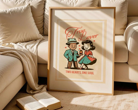 Affiche True Lover, art rétro couple amoureux, décoration vintage k1qbj8-tb.myshopify.com affiche rétro amoureuse, affiche rétro True Lover, affiche rétro élégante, affiche vintage amour, affiche vintage couple, art rétro années 50, art rétro couple amoureux, art rétro pour salon, cadeau couple rétro, décoration romantique, décoration rétro romantique, décoration vintage rétro, poster rétro amoureux