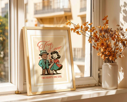 Affiche True Lover, art rétro couple amoureux, décoration vintage k1qbj8-tb.myshopify.com affiche rétro amoureuse, affiche rétro True Lover, affiche rétro élégante, affiche vintage amour, affiche vintage couple, art rétro années 50, art rétro couple amoureux, art rétro pour salon, cadeau couple rétro, décoration romantique, décoration rétro romantique, décoration vintage rétro, poster rétro amoureux