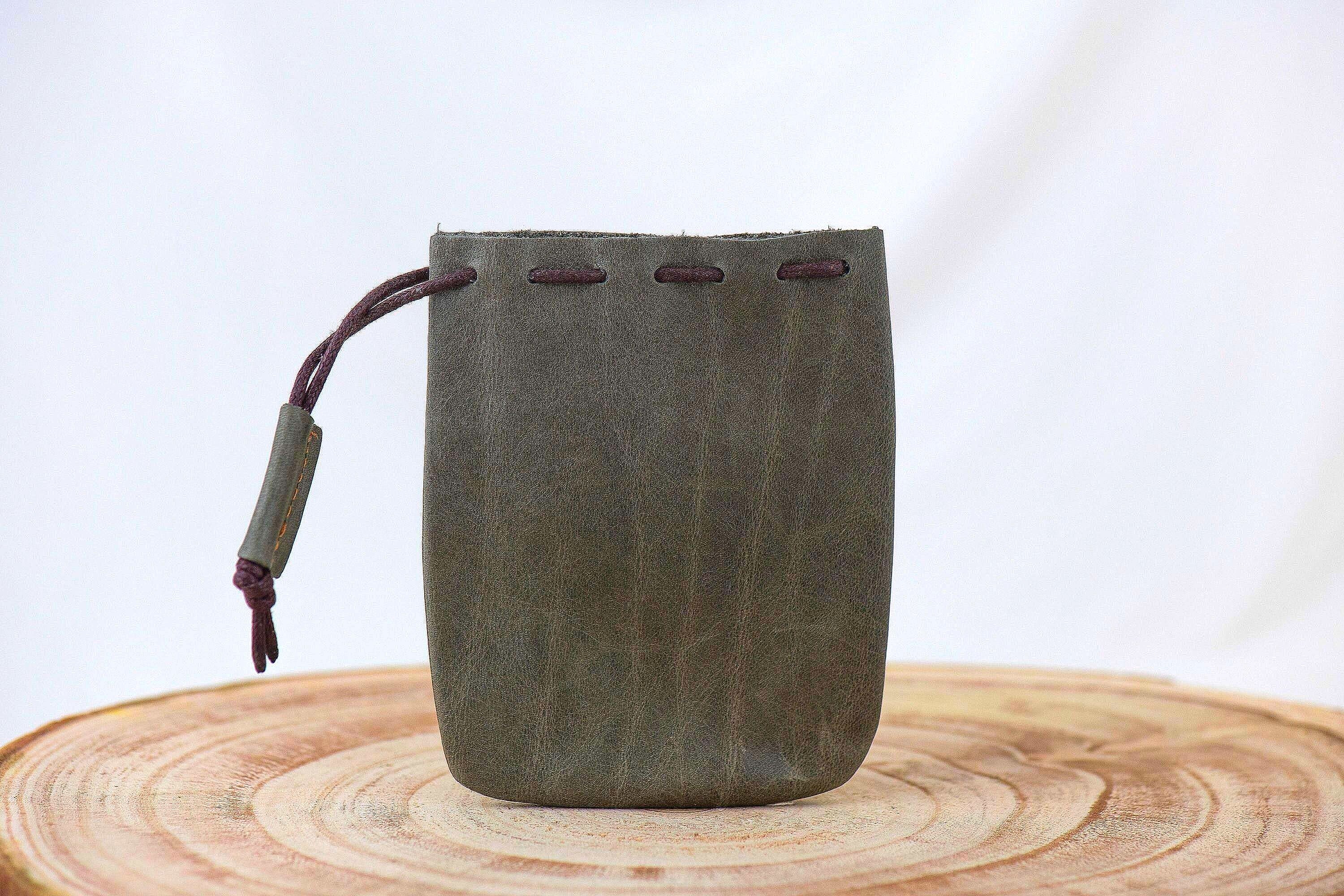 Blague tabac cuir Thomas Shelby – personnalisée rouler, cadeau mariage k1qbj8-tb.myshopify.com cadeau pas cher idée offrir, cadeau personnalisé gravure, cadeau pour femme qui a tout, idée accessoire peaky blinders, idée cadeau homme 30 ans, idée cadeau meilleure amie, objet personnalisé offrir idée, étui a cigarette personnalisé, étui cigarette en cuir cadeau, étui cigarette slim pour femme, Étui à cigarette compact poche, étui à cigarette vintage, Étui à cigarettes anti-choc