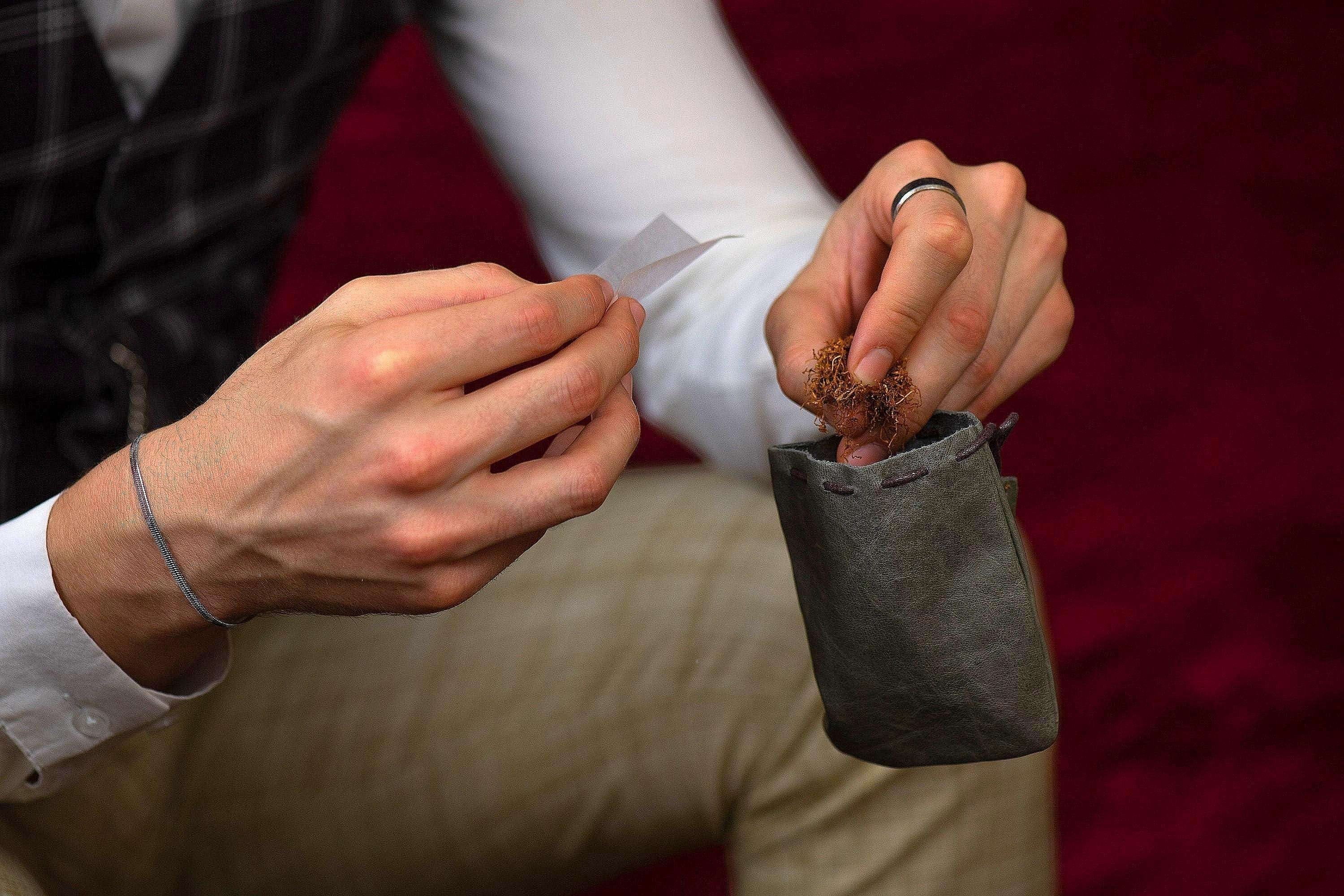 Blague tabac cuir Thomas Shelby – personnalisée rouler, cadeau mariage k1qbj8-tb.myshopify.com cadeau pas cher idée offrir, cadeau personnalisé gravure, cadeau pour femme qui a tout, idée accessoire peaky blinders, idée cadeau homme 30 ans, idée cadeau meilleure amie, objet personnalisé offrir idée, étui a cigarette personnalisé, étui cigarette en cuir cadeau, étui cigarette slim pour femme, Étui à cigarette compact poche, étui à cigarette vintage, Étui à cigarettes anti-choc