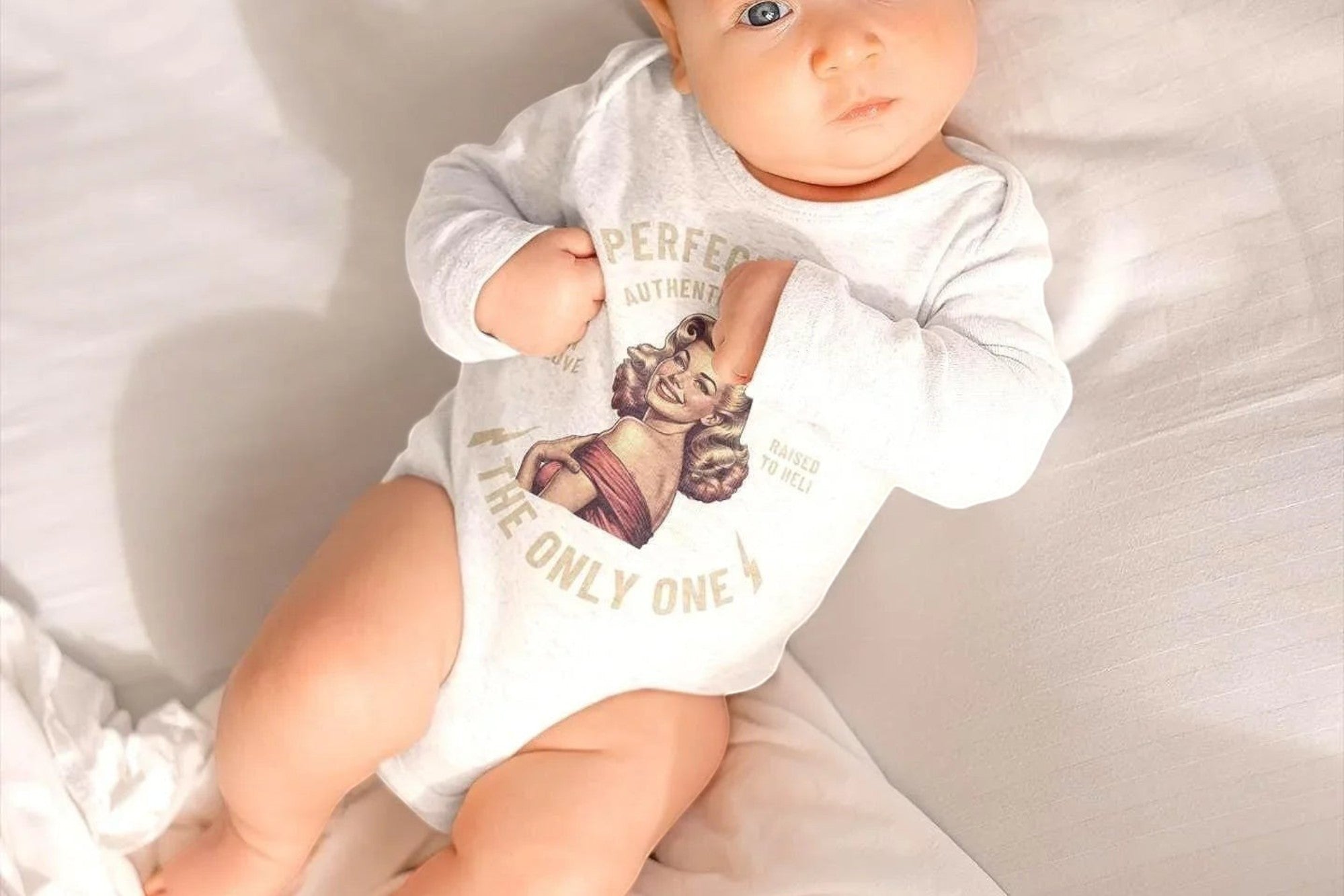 Body bébé à message amour, custom manches longues, vintage bidy bebe a message idee, body bebe a message custom, body bebe confort hiver chaud, body bebe coton naissance, body bebe original cadeau, body bebe vintage romantique, body cadeau naissance enfant, body imprime francais vintage, body manches longues vintage, cadeau bebe marraine, cadeau naissance enfant, idee original pas cher bebe, vetement nouveau ne vintage