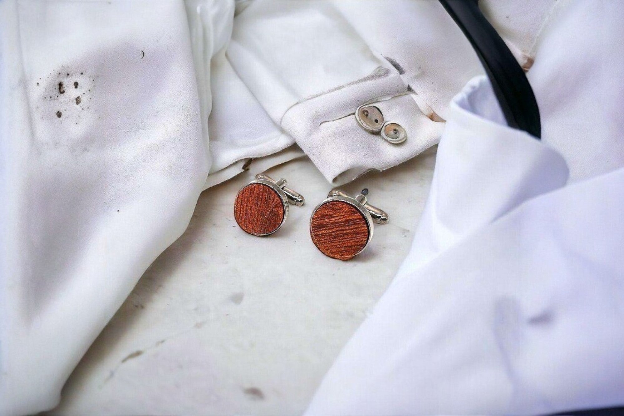 Boutons de manchette personnalisés James Shelby – idée cadeau mariage k1qbj8-tb.myshopify.com accessoire costume idée cadeau, bouton de manchette bois, bouton de manchette elegant, bouton de manchette gravés, bouton de manchette homme, bouton de manchette luxe, bouton de manchette mariage, bouton de manchette rond, bouton manchette de manches, bouton manchette personnalisé, cadeau anniversaire mariage, cadeau inoubliable pour chéri, idée cadeau pour son copain