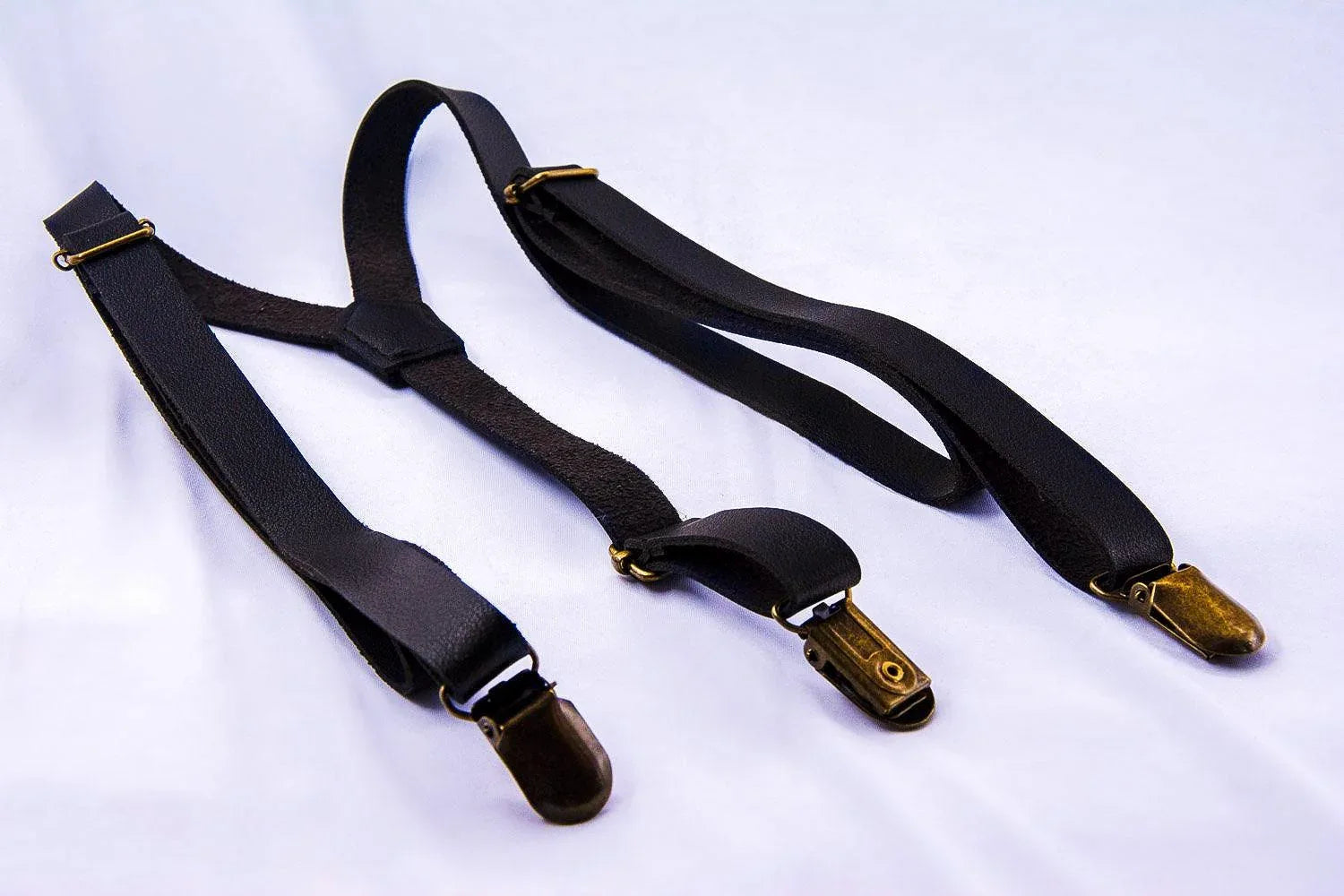 Bretelles vintage Dark Gatsby en cuir – homme et femme élégants - Roaring 20s Paris