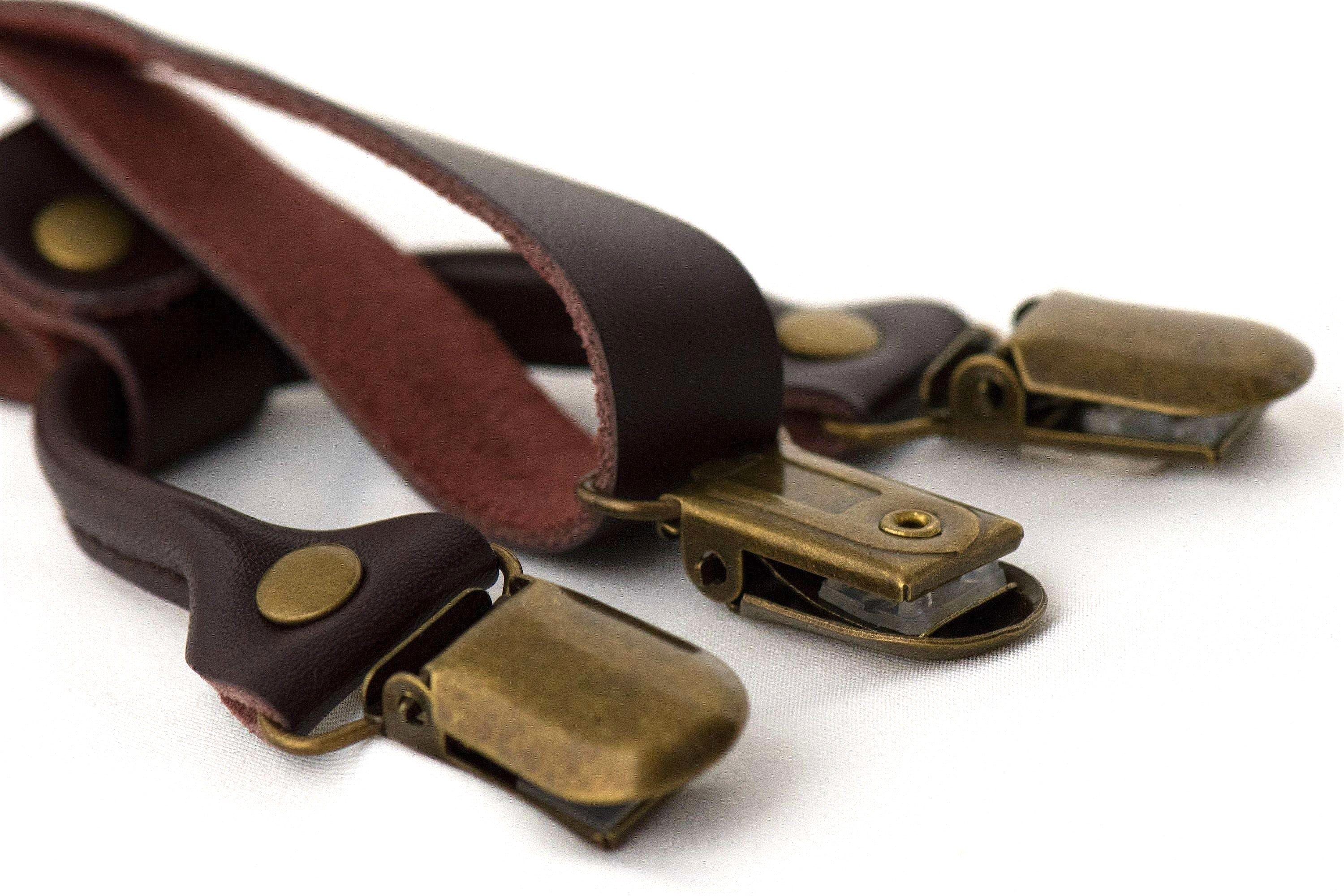 Bretelles en cuir D.Gray – style vintage pour costume de mariage k1qbj8-tb.myshopify.com Bretelles accordéon à bouton, Bretelles avec motif à pois, Bretelles costume de mariage, Bretelles crochet ajustable, Bretelles fines pour robe idée, bretelles homme large bûcheron, bretelles personnalisée cadeau, Bretelles pour chemise pince, mariage boheme chic costume, objet personnalisé offrir idée, tenue mariage garcon honneur, tenue mariage homme civil, tenue témoin mariage costume