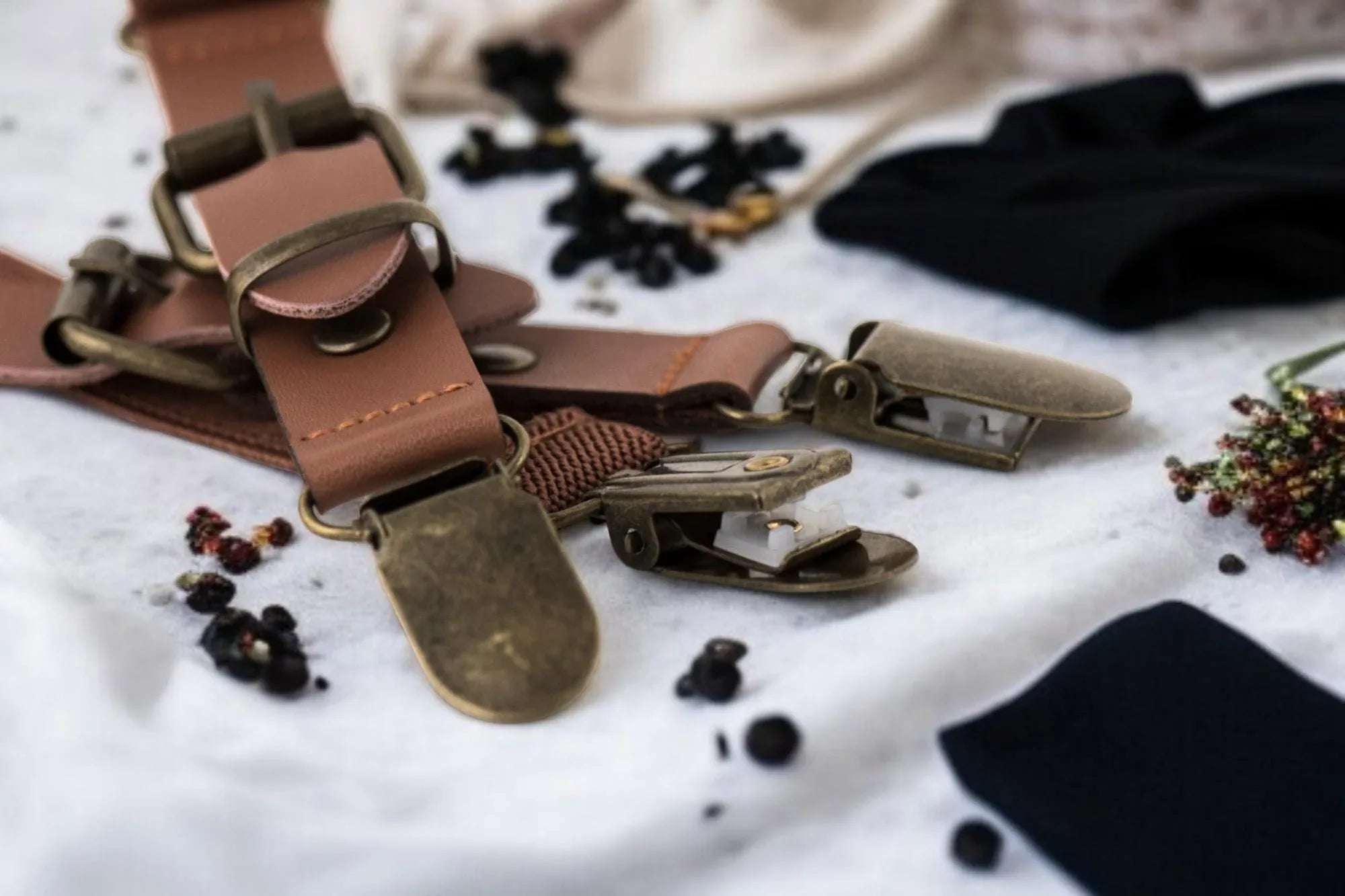 Bretelles en cuir Shelby marron – homme ou femme, style rétro chic k1qbj8-tb.myshopify.com Bretelles costume de mariage, Bretelles crochet ajustable, bretelles en cuir femme, Bretelles fines pour robe idée, bretelles homme chemise, bretelles homme large bûcheron, bretelles larges marron, bretelles personnalisée cadeau, mariage boheme chic costume, objet personnalisé offrir idée, tenue mariage garcon honneur, tenue mariage homme civil, tenue témoin mariage costume