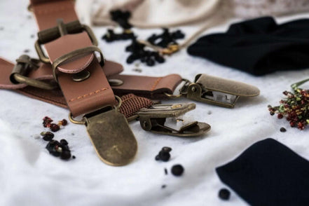 Bretelles en cuir Shelby marron – homme ou femme, style rétro chic k1qbj8-tb.myshopify.com Bretelles costume de mariage, Bretelles crochet ajustable, bretelles en cuir femme, Bretelles fines pour robe idée, bretelles homme chemise, bretelles homme large bûcheron, bretelles larges marron, bretelles personnalisée cadeau, mariage boheme chic costume, objet personnalisé offrir idée, tenue mariage garcon honneur, tenue mariage homme civil, tenue témoin mariage costume