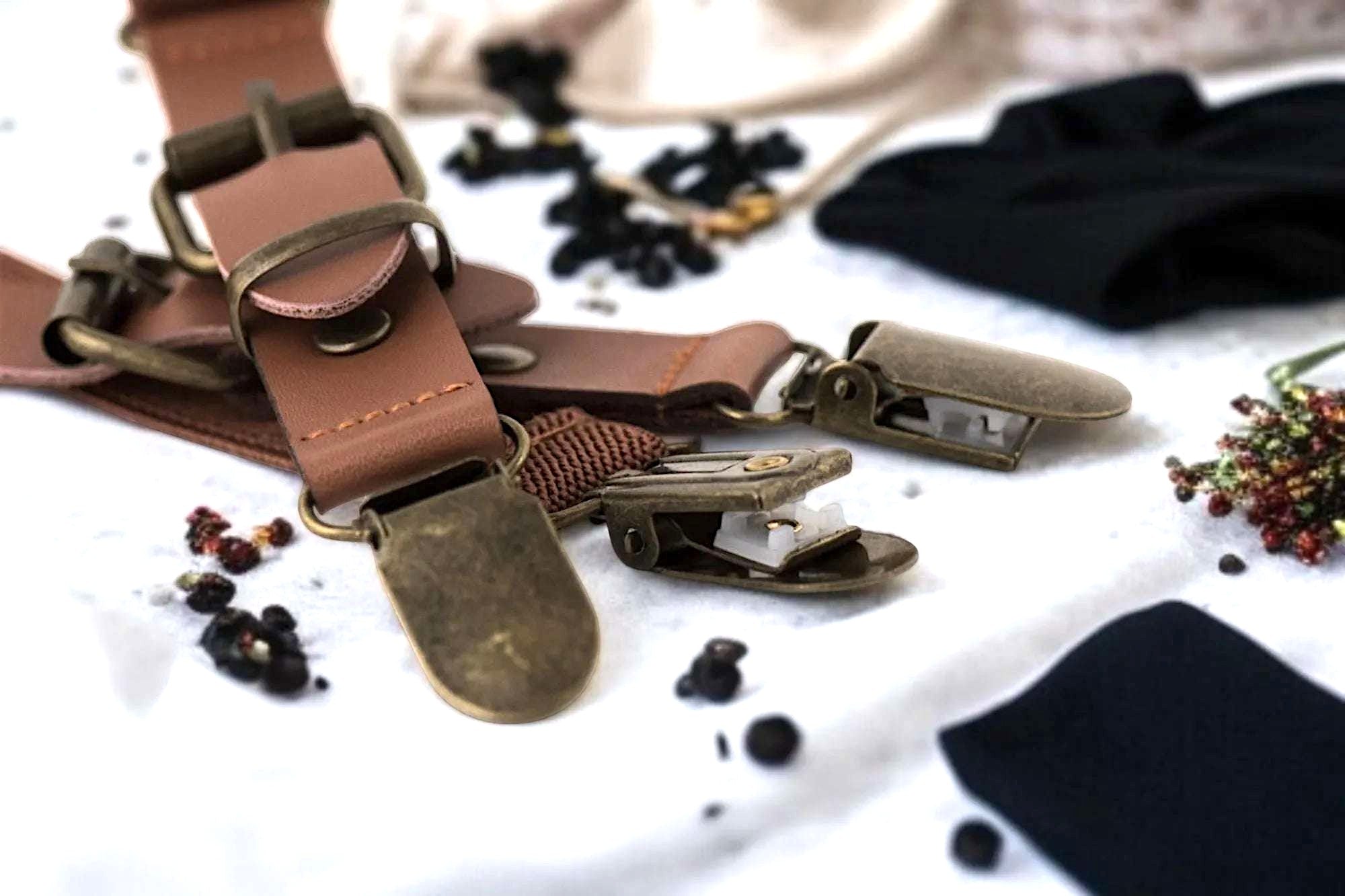 Bretelles en cuir Shelby marron – homme ou femme, style rétro chic k1qbj8-tb.myshopify.com Bretelles costume de mariage, Bretelles crochet ajustable, bretelles en cuir femme, Bretelles fines pour robe idée, bretelles homme chemise, bretelles homme large bûcheron, bretelles larges marron, bretelles personnalisée cadeau, mariage boheme chic costume, objet personnalisé offrir idée, tenue mariage garcon honneur, tenue mariage homme civil, tenue témoin mariage costume