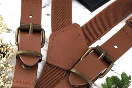 Bretelles en cuir Shelby marron – homme ou femme, style rétro chic k1qbj8-tb.myshopify.com Bretelles costume de mariage, Bretelles crochet ajustable, bretelles en cuir femme, Bretelles fines pour robe idée, bretelles homme chemise, bretelles homme large bûcheron, bretelles larges marron, bretelles personnalisée cadeau, mariage boheme chic costume, objet personnalisé offrir idée, tenue mariage garcon honneur, tenue mariage homme civil, tenue témoin mariage costume