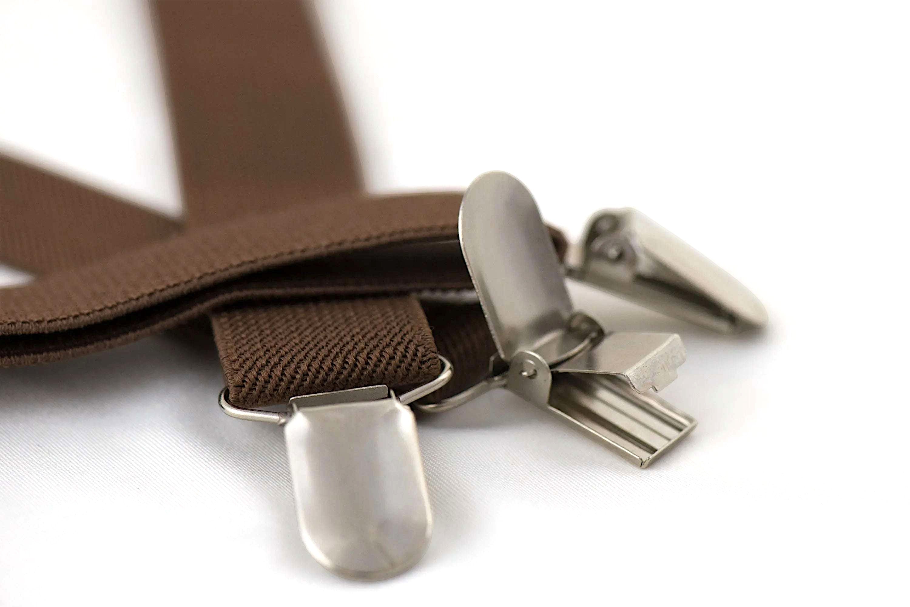 Bretelles marron Shelby – kit mariage rétro chic enfant adulte k1qbj8-tb.myshopify.com Bretelles accordéon à bouton, Bretelles avec motif à pois, Bretelles costume de mariage, Bretelles crochet ajustable, bretelles enfant costume idée, bretelles enfant mariage idée, Bretelles fines pour robe idée, bretelles homme large bûcheron, bretelles personnalisée cadeau, Bretelles pour chemise pince, mariage boheme chic costume, tenue mariage homme civil, tenue témoin mariage costume