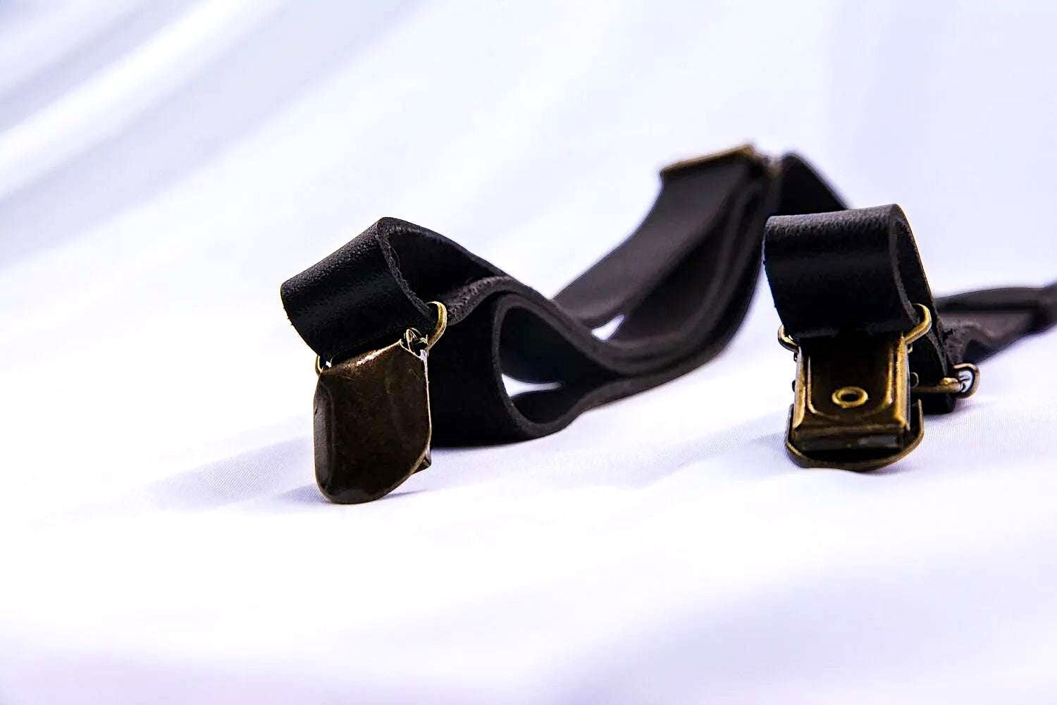 Bretelles vintage Dark Gatsby en cuir – homme et femme élégants k1qbj8-tb.myshopify.com Bretelles accordéon à bouton, Bretelles avec motif à pois, Bretelles costume de mariage, Bretelles crochet ajustable, Bretelles fines pour robe idée, bretelles homme large bûcheron, bretelles personnalisée cadeau, Bretelles pour chemise pince, mariage boheme chic costume, objet personnalisé offrir idée, tenue mariage garcon honneur, tenue mariage homme civil, tenue témoin mariage costume