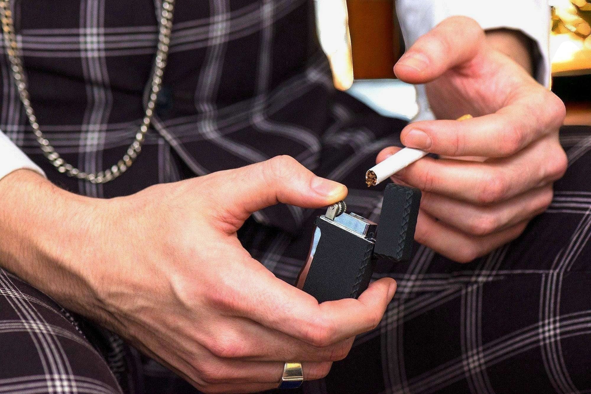 Briquet personnalisé B en acier noir – style Zippo élégant de poche k1qbj8-tb.myshopify.com briquet ancien personnalisable, briquet coupe vent cadeau, briquet moderne et design, briquet paquet de cigarette, briquet vintage personnalisée, briquet zippo cigarette poche, Briquet zippo personnalisée, idée accessoire peaky blinders, idée cadeau personnalisé homme, idée cadeau pour crémaillère, idée cadeau pour son copain, monogramme gravé date nom, objet personnalisé offrir idée