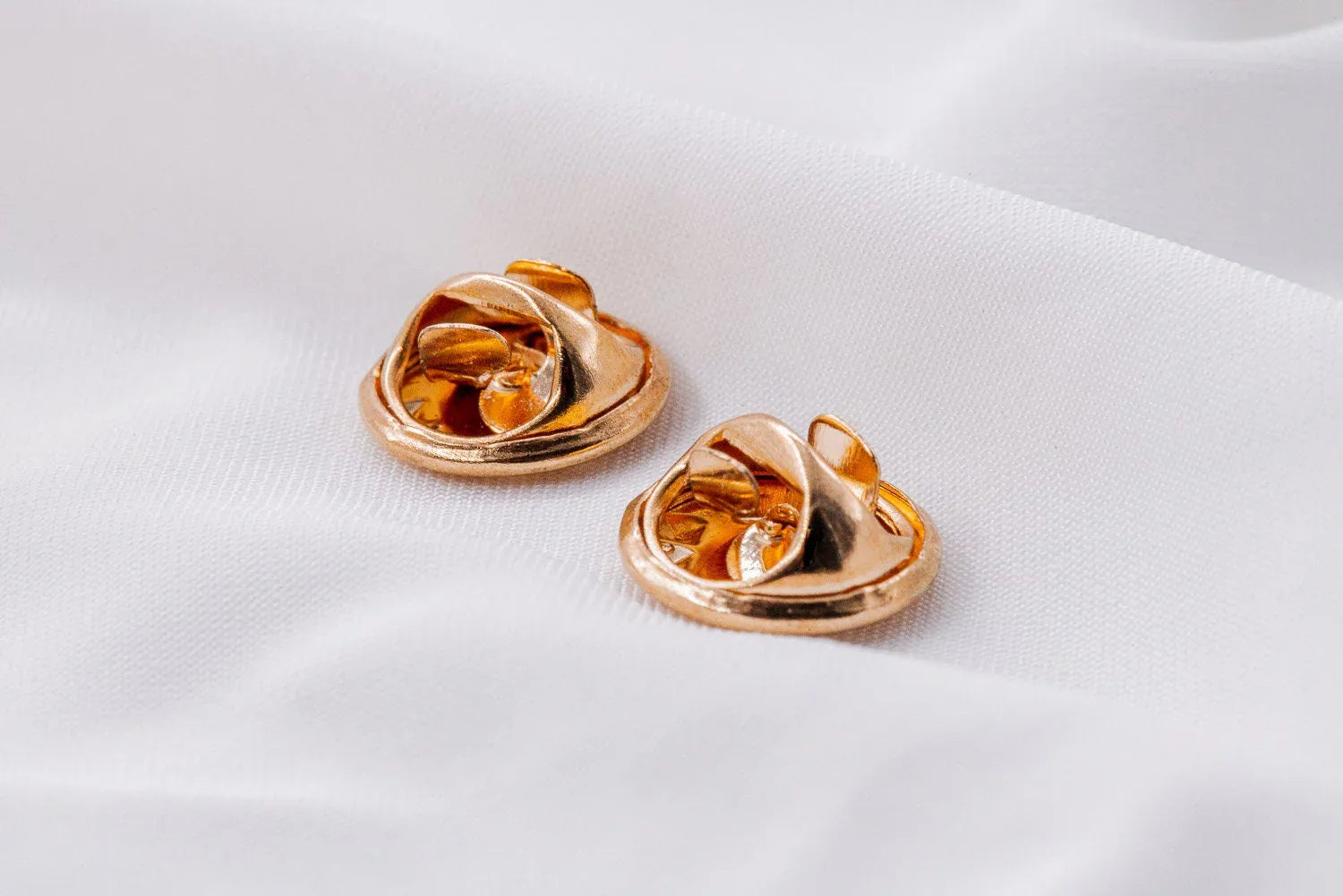 Broche épingle mariage tenue acier or E – accessoire bohème chic - Roaring 20s Paris