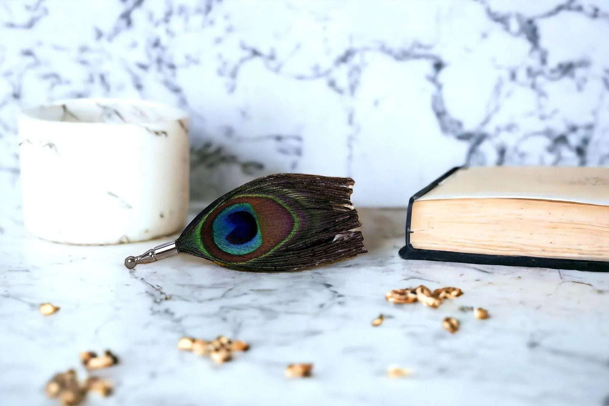 Broche épingle costume col femme plume G – style Peaky Blinders k1qbj8-tb.myshopify.com accessoire costume idée cadeau, accessoire peaky blinders or, broche à écharpe cadeau idée, Broche épingle mariage tenue, Broche épingle à vêtement idée, cadeau idée garçon honneur, mariage boheme chic acier, tenue témoin mariage costume, épingle à chapeau broche idée, épingle à chignon cadeau idée, Épingle à costume col femme, Épingle à cravate pour homme, Épingle à perles pour mariage