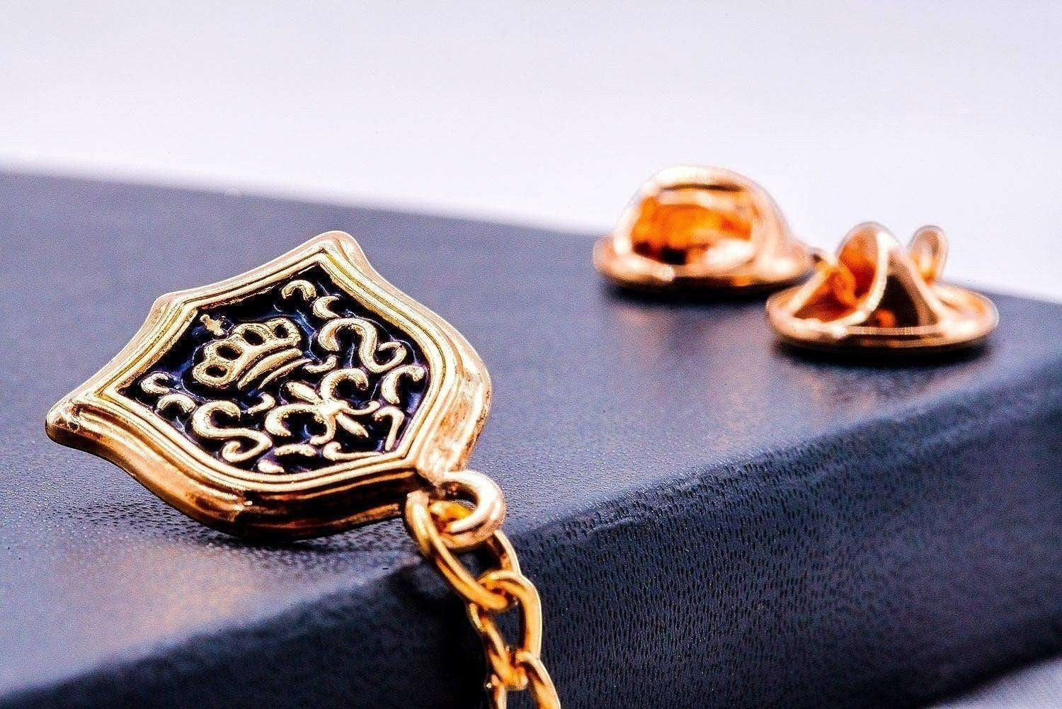 Broche épingle mariage témoin acier or F – bijou chic tenue vintage k1qbj8-tb.myshopify.com accessoire costume idée cadeau, accessoire peaky blinders or, broche bijoux fantaisie idée, broche à écharpe cadeau idée, Broche épingle mariage tenue, Broche épingle à vêtement idée, costume mariage homme idée, mariage boheme chic acier, épingle à chapeau broche idée, épingle à chignon cadeau idée, Épingle à costume col femme, Épingle à cravate pour homme, Épingle à perles pour mariage
