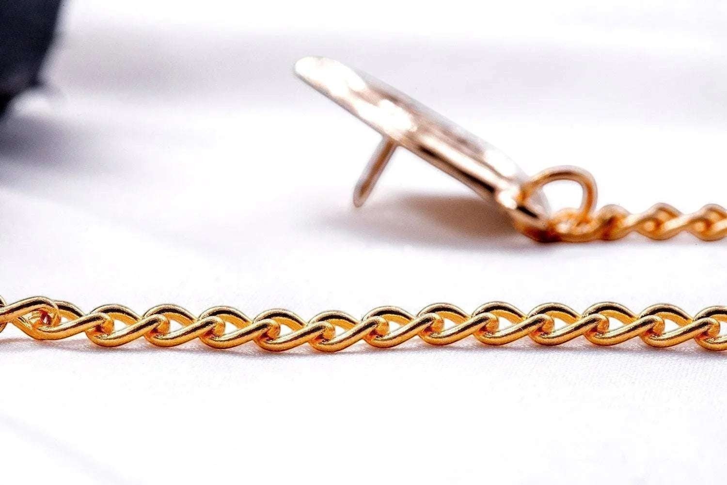 Broche épingle mariage témoin acier or F – bijou chic tenue vintage k1qbj8-tb.myshopify.com accessoire costume idée cadeau, accessoire peaky blinders or, broche bijoux fantaisie idée, broche à écharpe cadeau idée, Broche épingle mariage tenue, Broche épingle à vêtement idée, costume mariage homme idée, mariage boheme chic acier, épingle à chapeau broche idée, épingle à chignon cadeau idée, Épingle à costume col femme, Épingle à cravate pour homme, Épingle à perles pour mariage