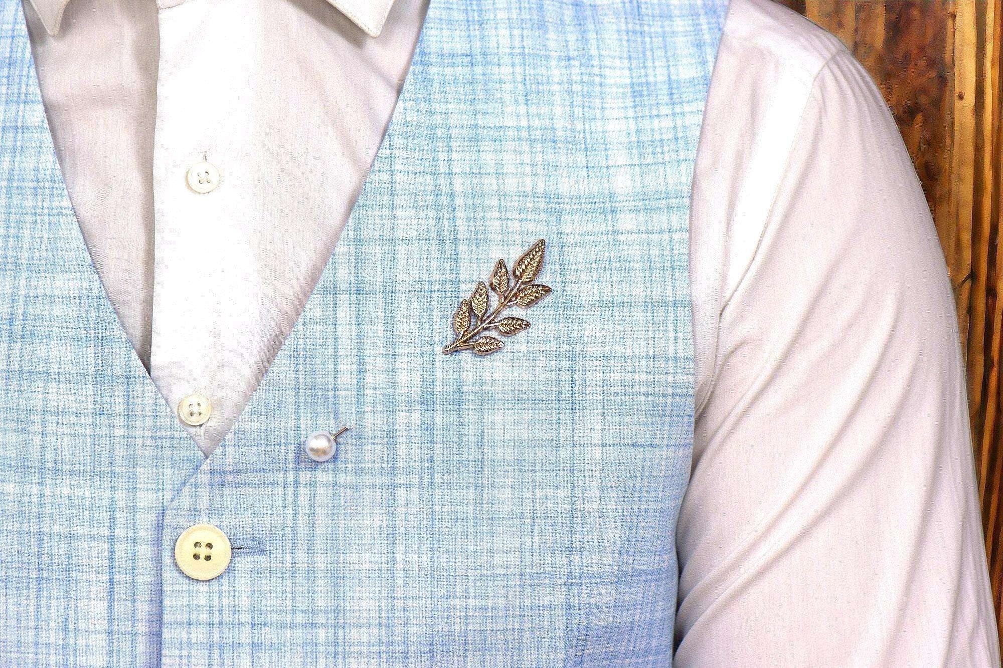 Broche épingle mariage tenue en acier or D – accessoire bohème chic k1qbj8-tb.myshopify.com accessoire peaky blinders or, broche bijoux fantaisie idée, broche à écharpe cadeau idée, Broche épingle mariage tenue, Broche épingle à vêtement idée, costume mariage homme idée, mariage boheme chic acier, tenue témoin mariage costume, épingle à chapeau broche idée, épingle à chignon cadeau idée, Épingle à costume col femme, Épingle à cravate pour homme, Épingle à perles pour mariage