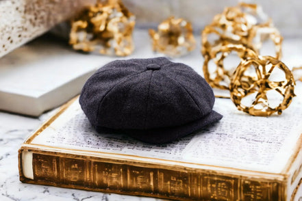 Casquette gavroche personnalisée J.Shelby – laine grise élégante - Roaring 20s Paris