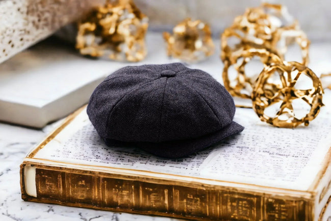 Casquette gavroche personnalisée J.Shelby – laine grise élégante - Roaring 20s Paris