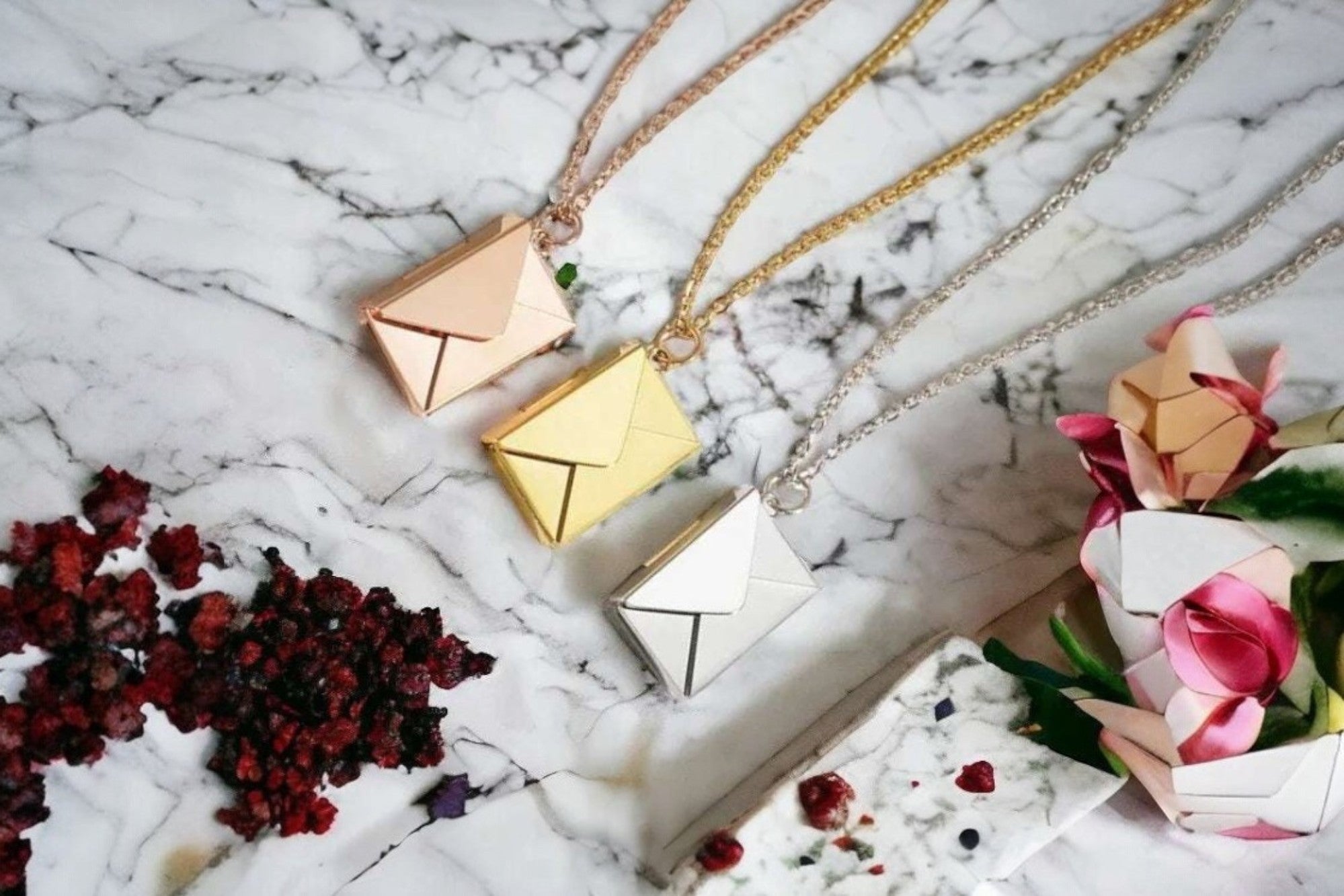 Collier médaillon personnalisé V.Shelby – idée cadeau couple ou amitié k1qbj8-tb.myshopify.com cadeau inoubliable pour chéri, cadeau personnalisé femme, collier avec pendentif rose, collier pendentif, collier personnalisé bijou, collier personnalisé couple, collier prenom médaillon, collier prénom arabe, idée cadeau personnalisé femme, objet personnalisé cadeau, pendentif personnalisé, pendentif photo, plaque d'identité militaire