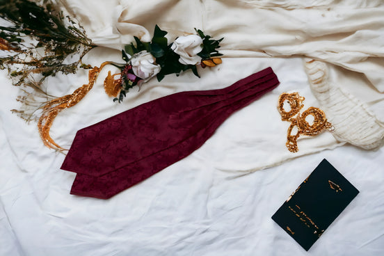 Cravate Ascot soie rouge Hart élégante – lavallière homme notaire - Roaring 20s Paris