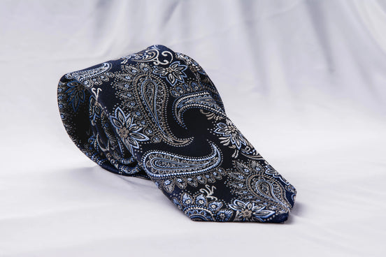 Cravate en soie fleurie Silver – élégance costume homme - Roaring 20s Paris