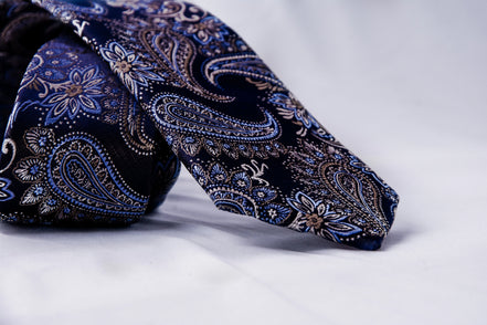 Cravate en soie fleurie Silver – élégance costume homme - Roaring 20s Paris