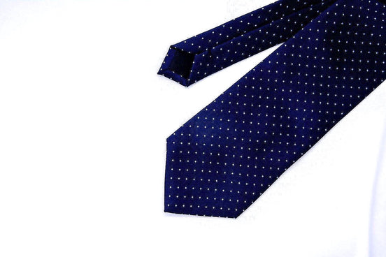 Cravate costume en soie bleu pois Stinson - cravate soirée chic k1qbj8-tb.myshopify.com accessoire pour vetement idée, chemise cravate femme idée, costard cravate idée costume, Cravate cadeau à rayures fines, cravate de notaire homme, Cravate en soie à offrir idée, Cravate pour mariage costume, Cravate à motifs géométriques, idée accessoire peaky blinders, idée cadeau anniversaire homme, Noeud de cravate cadeau, tailleur femme chic mariage, tenue mariage garcon honneur