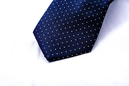 Cravate costume en soie bleu pois Stinson - cravate soirée chic k1qbj8-tb.myshopify.com accessoire pour vetement idée, chemise cravate femme idée, costard cravate idée costume, Cravate cadeau à rayures fines, cravate de notaire homme, Cravate en soie à offrir idée, Cravate pour mariage costume, Cravate à motifs géométriques, idée accessoire peaky blinders, idée cadeau anniversaire homme, Noeud de cravate cadeau, tailleur femme chic mariage, tenue mariage garcon honneur