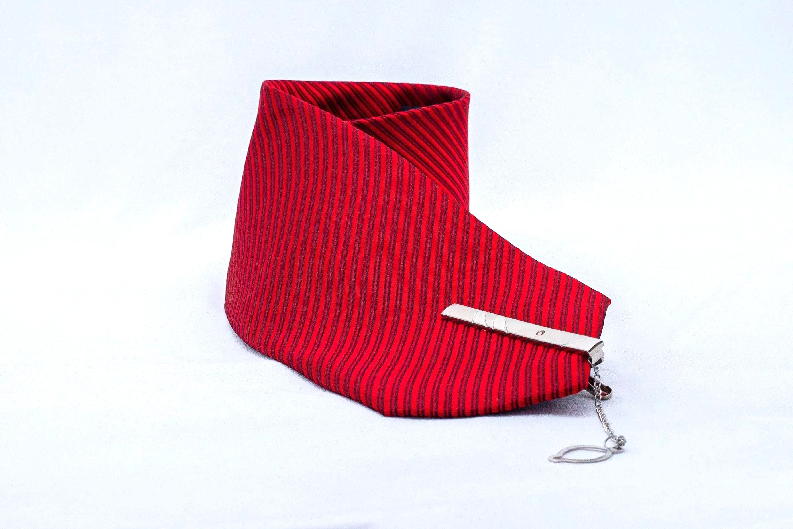 Cravate de costume, cravate notaire homme, cravate motif soie rouge I k1qbj8-tb.myshopify.com accessoire pour vêtement idée, chemise cravate femme idée, costard cravate idée costume, cravate cadeau à rayures fines, cravate de costume soie rouge, cravate de notaire homme, cravate en soie à offrir idée, cravate à motifs géométriques, idée accessoire peaky blinders, mariage bohème chic costume, nœud de cravate cadeau, tailleur femme chic mariage, tenue mariage garçon honneur