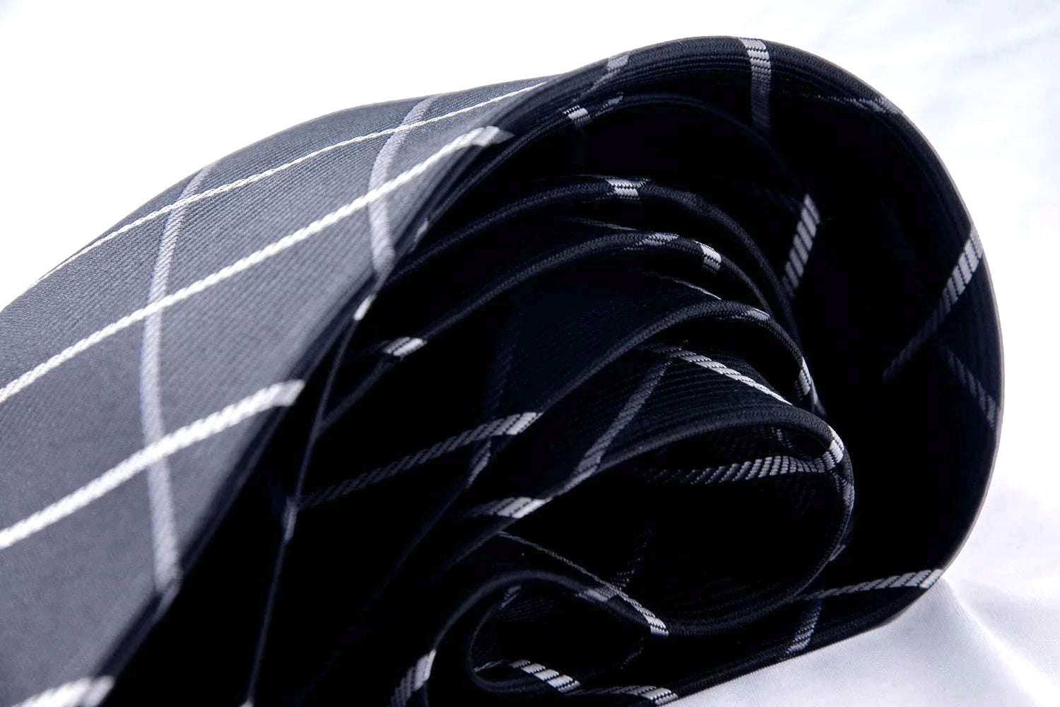 Cravate de notaire homme soie noir à rayures Hart - Costume chic k1qbj8-tb.myshopify.com accessoire pour vetement idée, chemise cravate femme idée, costard cravate idée costume, Cravate cadeau à rayures fines, cravate de notaire homme, Cravate en soie à offrir idée, Cravate pour mariage costume, Cravate à motifs géométriques, idée accessoire peaky blinders, idée cadeau anniversaire homme, Noeud de cravate cadeau, tailleur femme chic mariage, tenue mariage garcon honneur