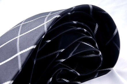 Cravate de notaire homme soie noir à rayures Hart - Costume chic k1qbj8-tb.myshopify.com accessoire pour vetement idée, chemise cravate femme idée, costard cravate idée costume, Cravate cadeau à rayures fines, cravate de notaire homme, Cravate en soie à offrir idée, Cravate pour mariage costume, Cravate à motifs géométriques, idée accessoire peaky blinders, idée cadeau anniversaire homme, Noeud de cravate cadeau, tailleur femme chic mariage, tenue mariage garcon honneur
