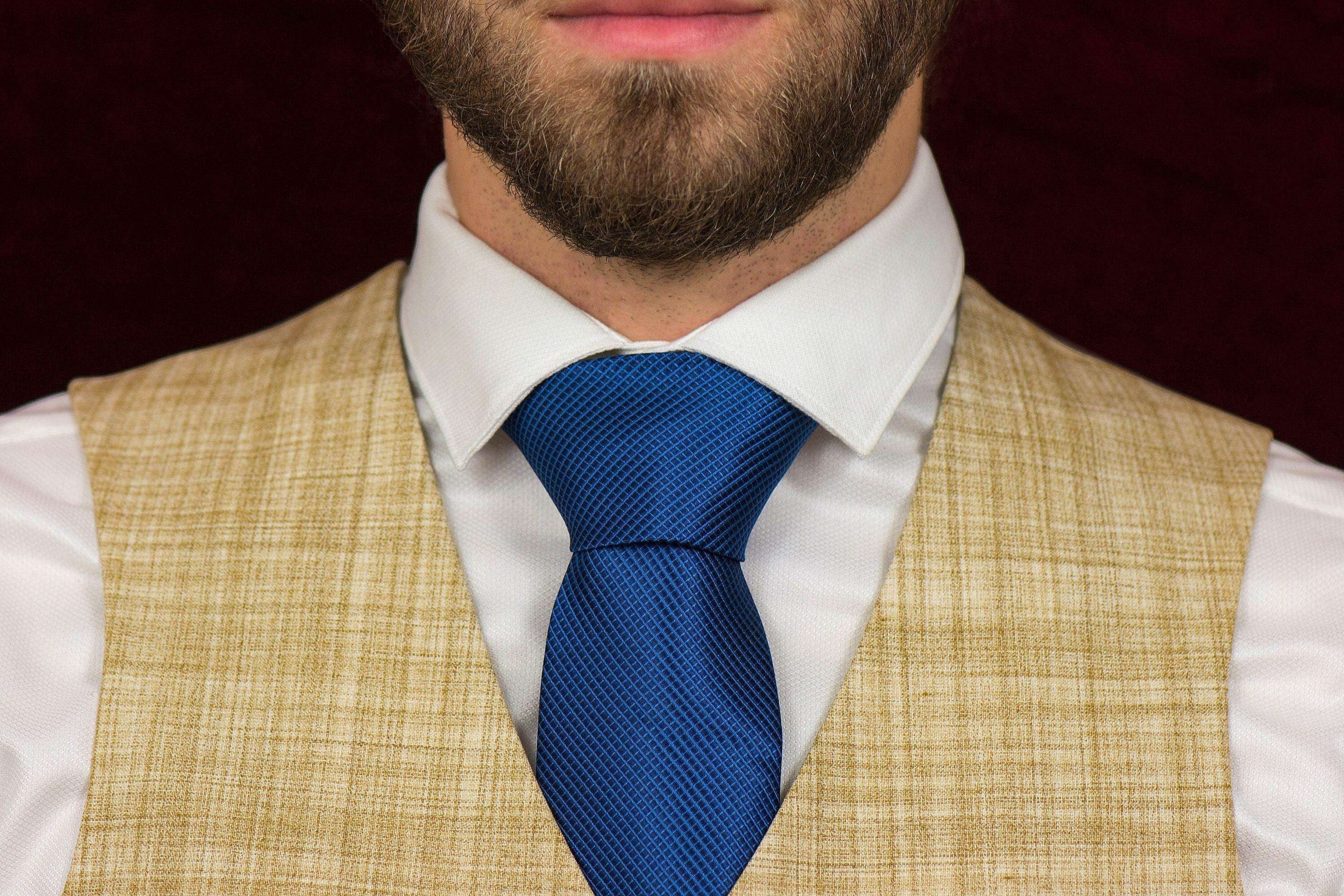 Cravate en soie bleue Mike Ross – cravate de notaire homme élégante k1qbj8-tb.myshopify.com accessoire pour vetement idée, chemise cravate femme idée, costard cravate idée costume, Cravate cadeau à rayures fines, cravate de notaire homme, Cravate en soie à offrir idée, Cravate pour mariage costume, Cravate à motifs géométriques, idée accessoire peaky blinders, idée cadeau anniversaire homme, Noeud de cravate cadeau, tailleur femme chic mariage, tenue mariage garcon honneur