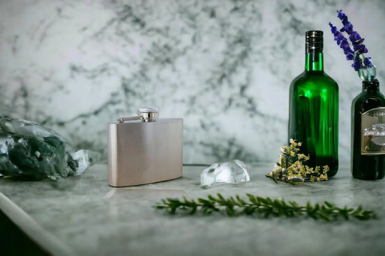 Flasque whisky de poche personnalisé acier E, monogramme, date, nom - Roaring 20s Paris