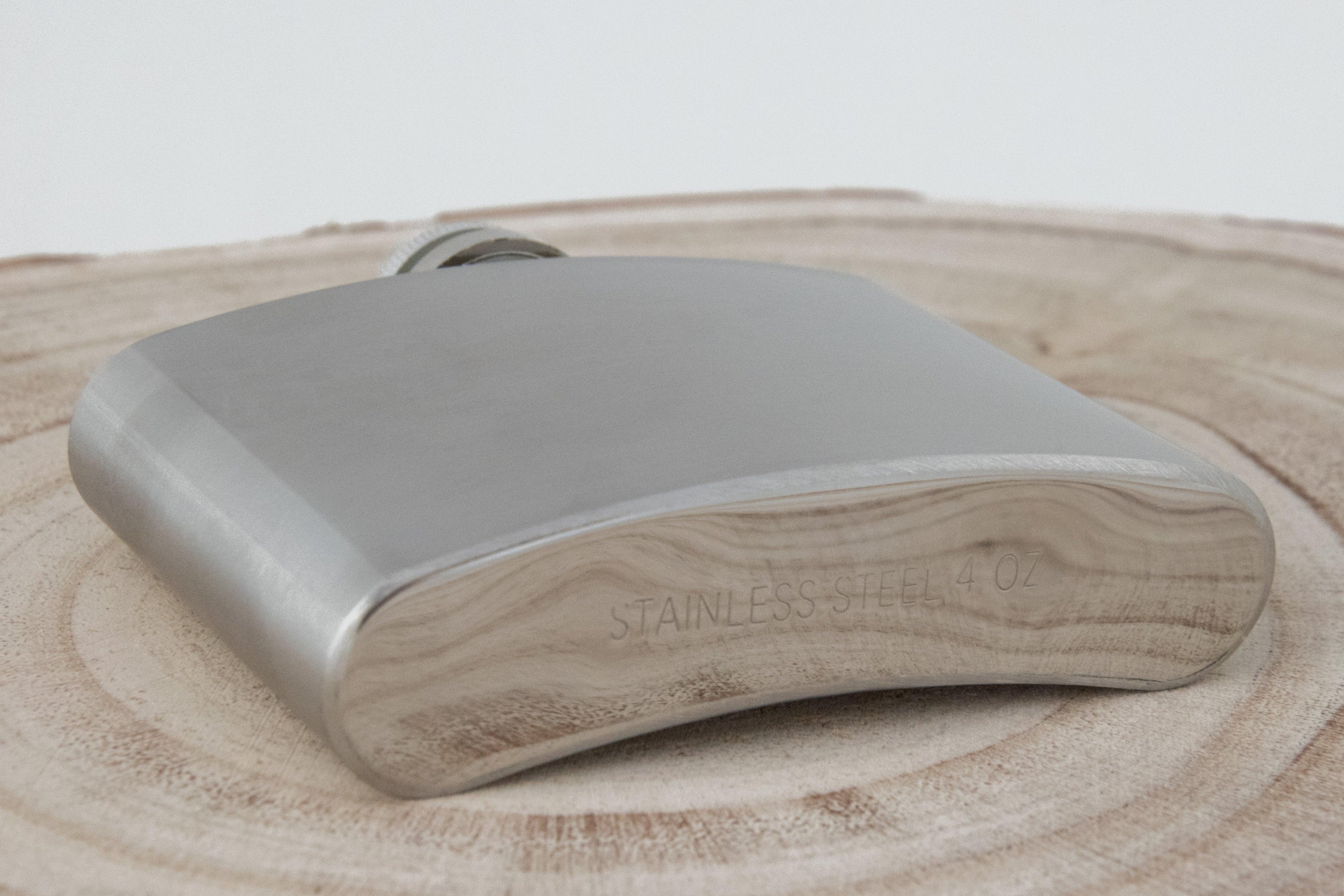 Flasque whisky de poche personnalisé acier E, monogramme, date, nom - Roaring 20s Paris