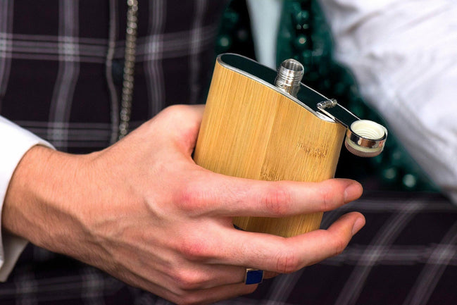 Flasque whisky de poche personnalisé acier bois C, monogramme, date - Roaring 20s Paris