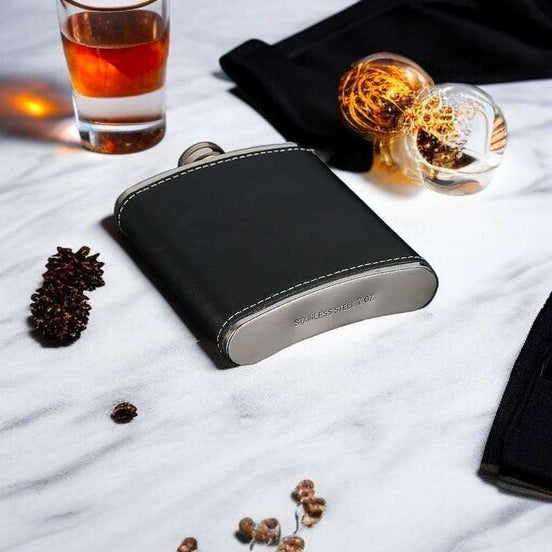 Flasque de poche personnalisée M.C. Shelby – idée cadeau whisky chic k1qbj8-tb.myshopify.com cadeau insolite idée offrir, cadeau pas cher idée offrir, Flasque en acier inoxydable, Flasque fiole personnalisée, Flasque whisky de poche cadeau, Flasque whisky en cuir cadeau, Flasque whisky originale idée, Flasque whisky personnalisée, Flasque whisky pour homme, idée accessoire peaky blinders, idée cadeau homme 30 ans, idée cadeau pour son copain, objet personnalisé offrir idée