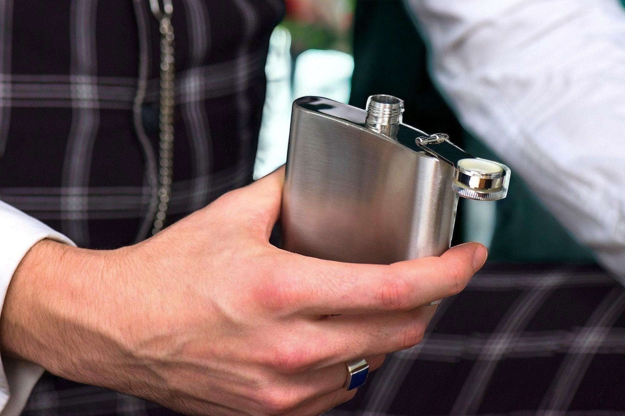 Flasque whisky de poche personnalisé acier E, monogramme, date, nom k1qbj8-tb.myshopify.com cadeau insolite idée offrir, cadeau original homme idée, cadeau pas cher idée offrir, flasque en acier inoxydable, flasque fiole personnalisée, flasque personnalisée whisky, flasque whisky en cuir cadeau, flasque whisky originale idée, flasque whisky pour homme, idée cadeau pour son copain, monogramme date nom gravé, objet personnalisé offrir idée, occasion peaky blinders idée