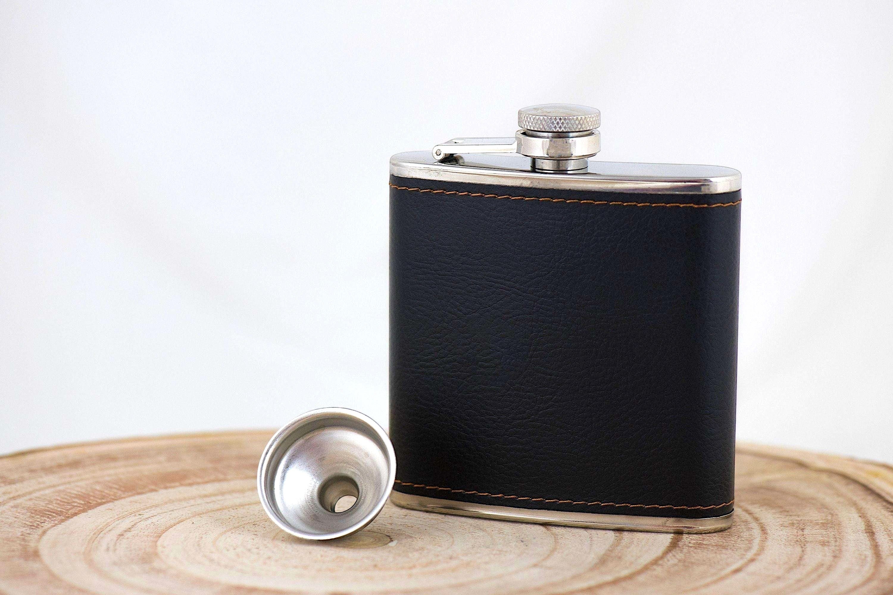 Flasque whisky personnalisée Kit – cuir gravé avec nom ou date unique k1qbj8-tb.myshopify.com cadeau insolite idée offrir, cadeau original homme idée, cadeau pas cher idée offrir, Flasque en acier inoxydable, Flasque fiole personnalisée, flasque kit personnalisée, Flasque whisky de poche cadeau, Flasque whisky originale idée, idée cadeau homme 30 ans, idée cadeau pour son copain, monogramme date nom gravé, objet personnalisé offrir idée, occasion peaky blinders événem