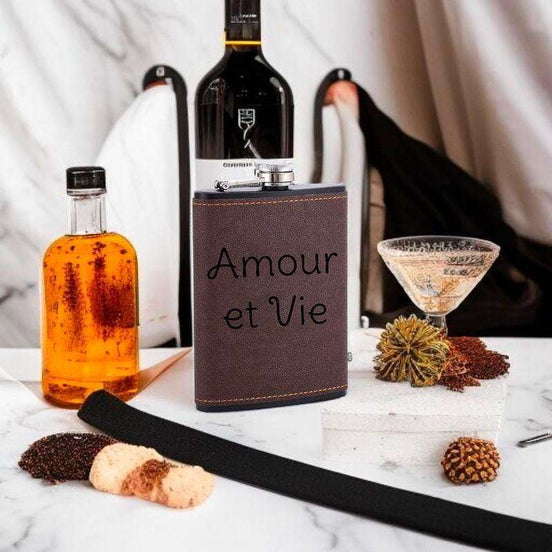 Flasque whisky personnalisée en cuir acier M.B. Shelby – cadeau homme k1qbj8-tb.myshopify.com cadeau insolite idée offrir, cadeau pas cher idée offrir, Flasque en acier inoxydable, Flasque fiole personnalisée, Flasque whisky de poche cadeau, Flasque whisky en cuir cadeau, Flasque whisky originale idée, Flasque whisky personnalisée, Flasque whisky pour homme, idée accessoire peaky blinders, idée cadeau homme 30 ans, idée cadeau pour son copain, objet personnalisé offrir idée