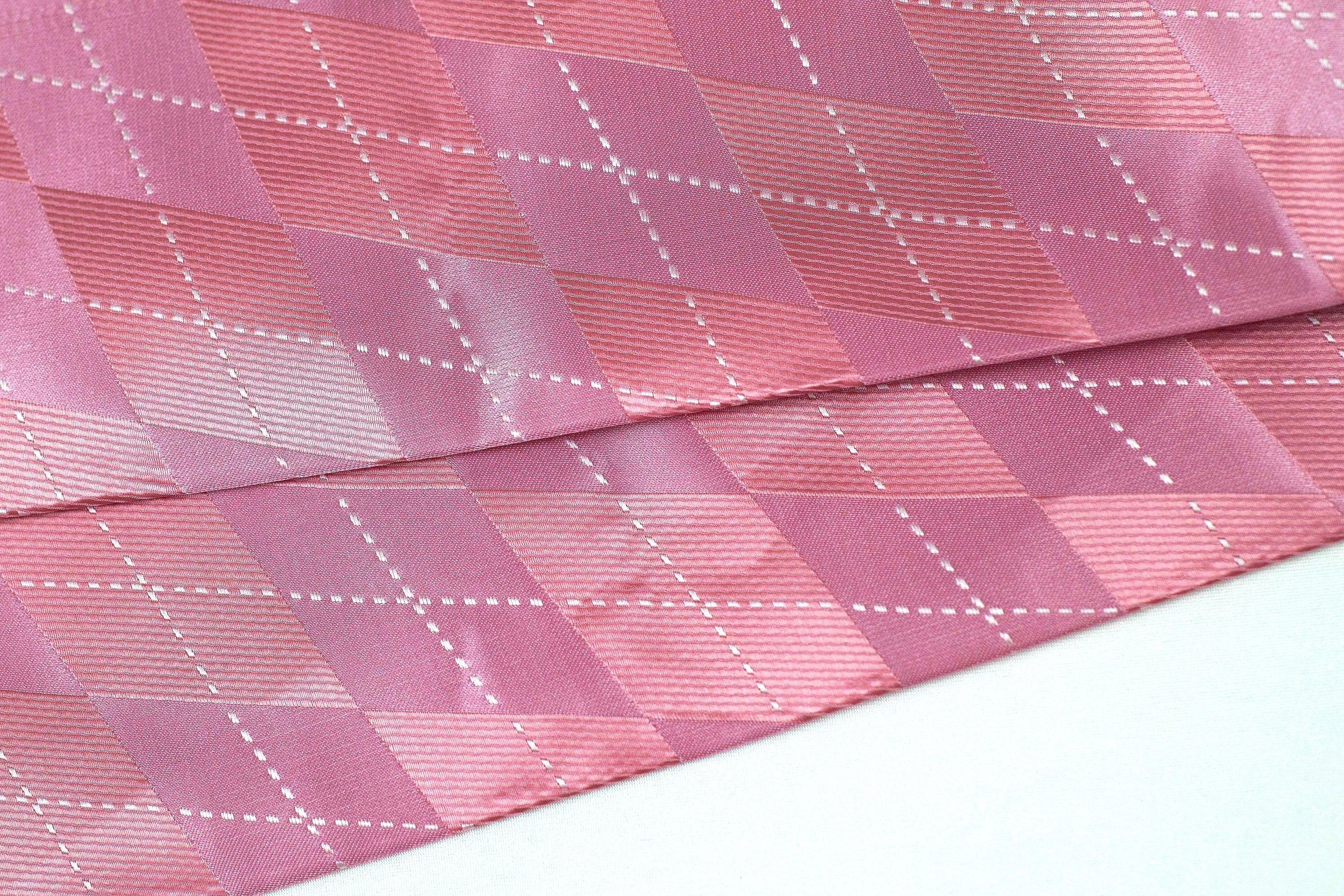 Lavallière en soie rose Wilder – cravate de notaire élégante mariage k1qbj8-tb.myshopify.com Ascot motifs géométriques, Ascot à rayures fines cravate, cadeau pas cher idée offrir, costume mariage homme idée, Cravate Ascot en soie cadeau, Cravate Ascot pour mariage, Cravate Ascot à rayures fines, cravate de notaire homme, idée accessoire peaky blinders, mariage boheme chic costume, Noeud de cravate costume, tailleur femme chic mariage, tenue témoin mariage costume