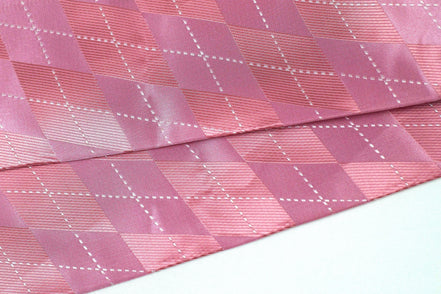 Lavallière en soie rose Wilder – cravate de notaire élégante mariage k1qbj8-tb.myshopify.com Ascot motifs géométriques, Ascot à rayures fines cravate, cadeau pas cher idée offrir, costume mariage homme idée, Cravate Ascot en soie cadeau, Cravate Ascot pour mariage, Cravate Ascot à rayures fines, cravate de notaire homme, idée accessoire peaky blinders, mariage boheme chic costume, Noeud de cravate costume, tailleur femme chic mariage, tenue témoin mariage costume