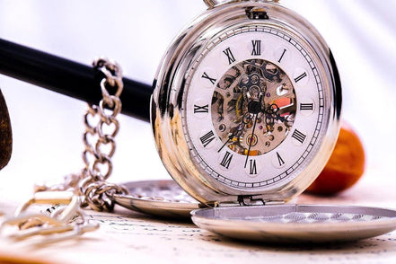 Montre gousset personnalisée Holmes en acier – idée cadeau élégant - Roaring 20s Paris