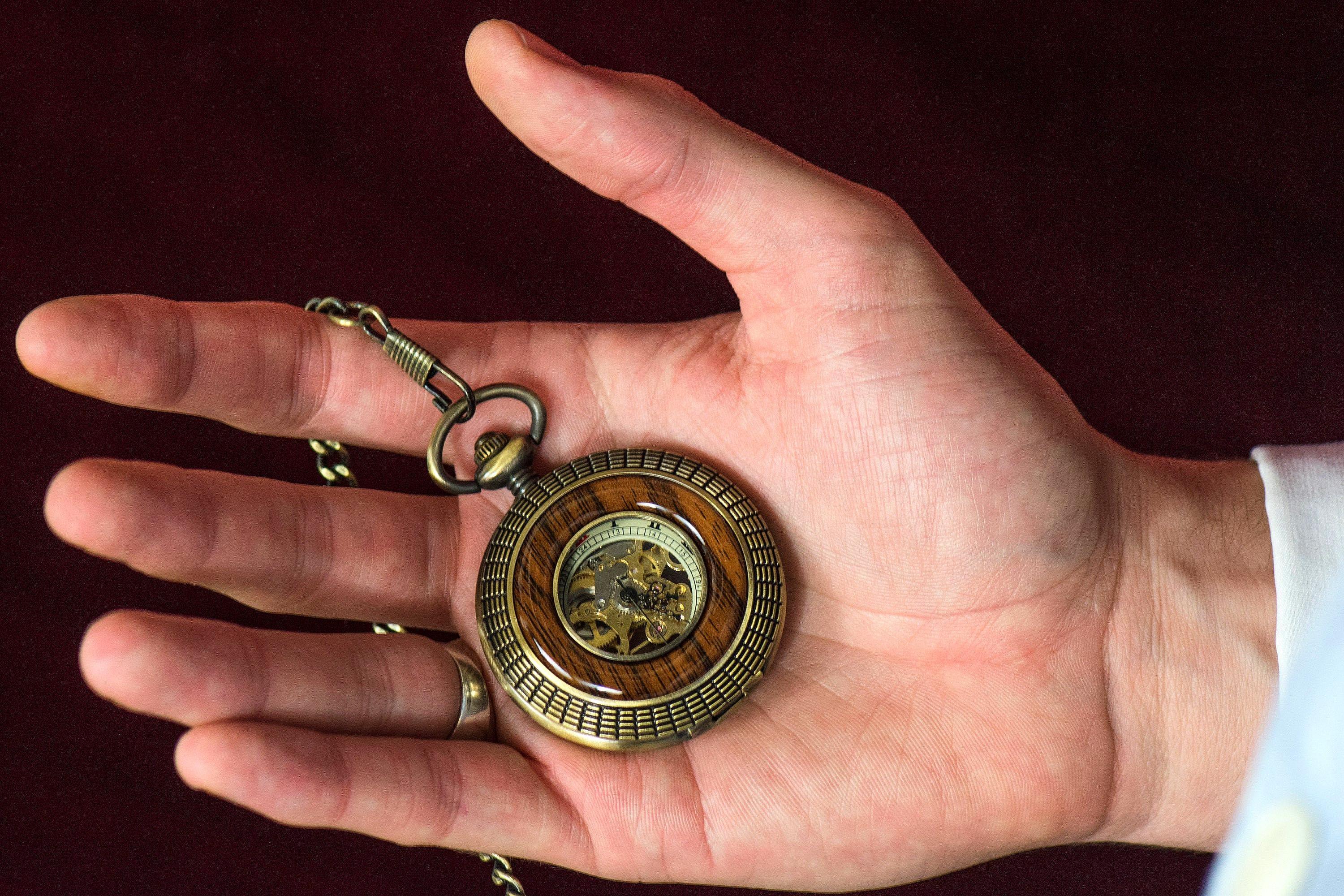 Montre gousset personnalisée Hook acier laiton – antique gravée chic - Roaring 20s Paris