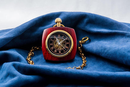 Montre gousset personnalisée Nautilus bois rouge – idée cadeau élégant - Roaring 20s Paris