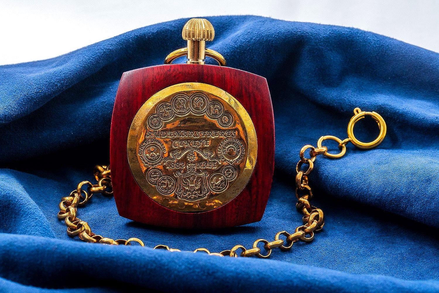 Montre gousset personnalisée Nautilus bois rouge – idée cadeau élégant - Roaring 20s Paris