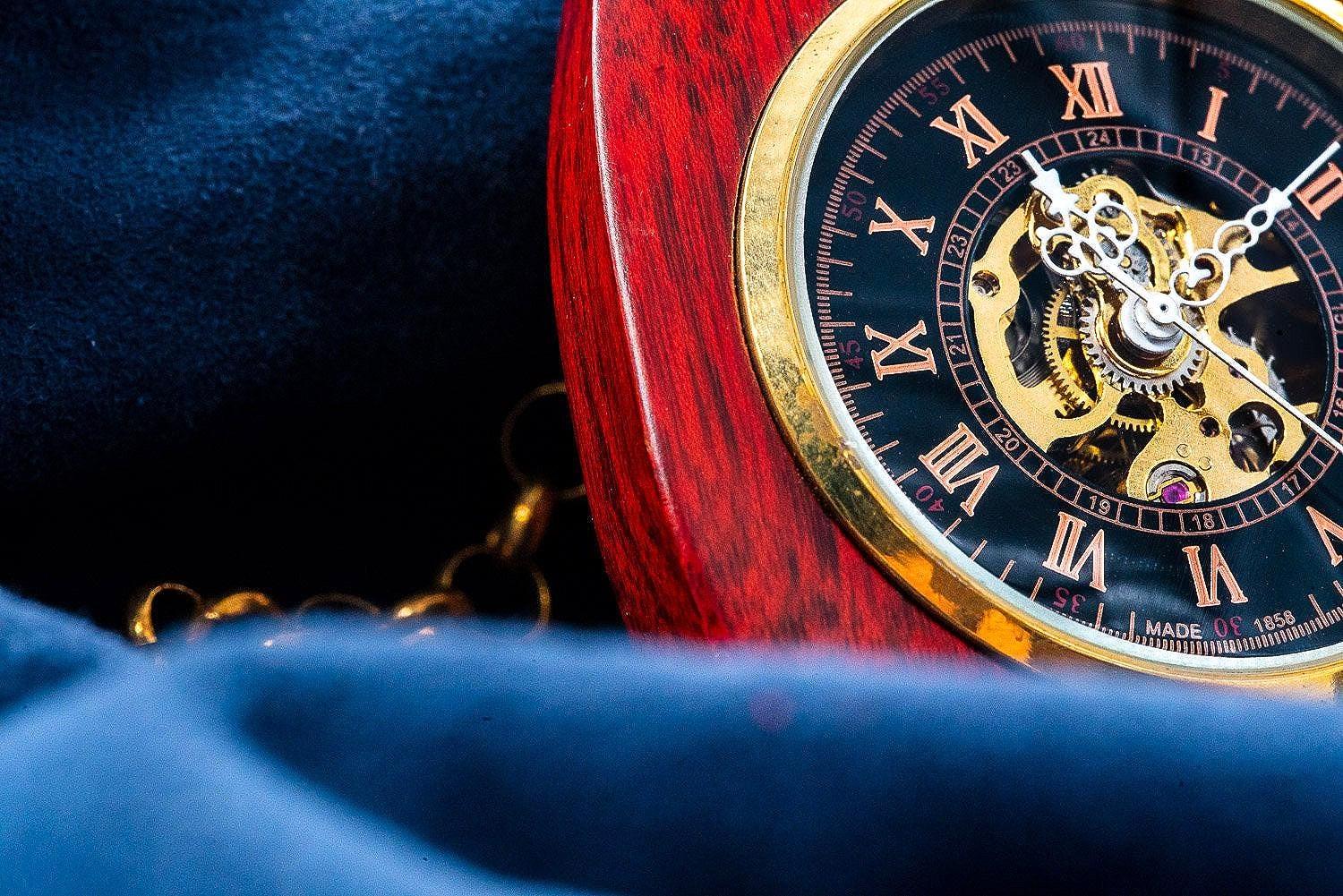 Montre gousset personnalisée Nautilus bois rouge – idée cadeau élégant - Roaring 20s Paris