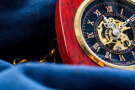 Montre gousset personnalisée Nautilus bois rouge – idée cadeau élégant - Roaring 20s Paris