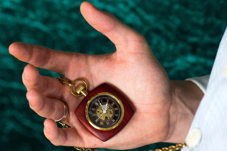 Montre gousset personnalisée Nautilus bois rouge – idée cadeau élégant - Roaring 20s Paris