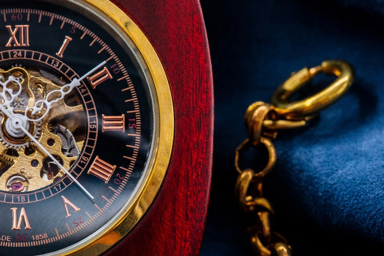 Montre gousset personnalisée Nautilus bois rouge – idée cadeau élégant - Roaring 20s Paris